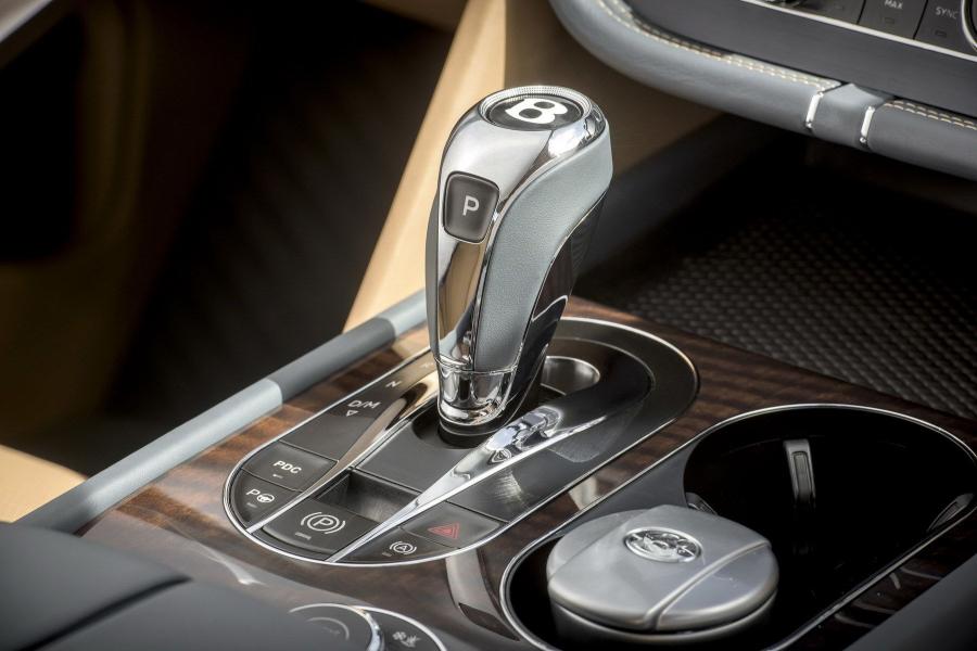 Детали интерьера Bentley Bentayga 2016 года  (WW) (фото 44 из 45)